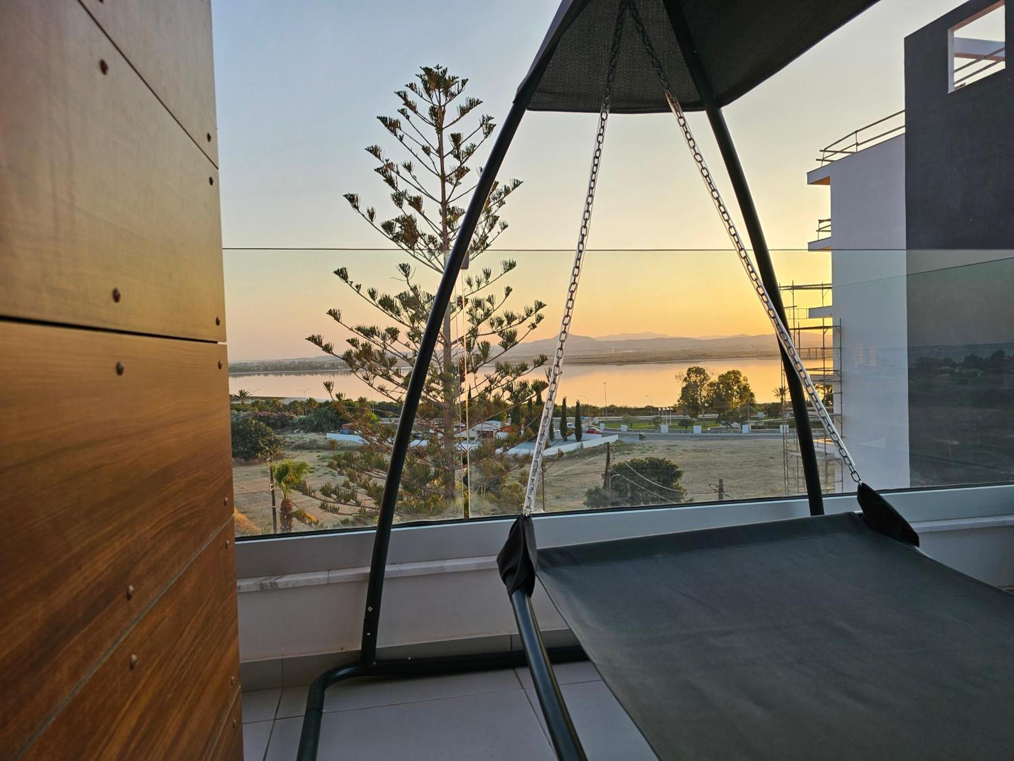 Majestic Sunset Salt Lake Views 300M From Beach Lárnaca Exterior foto